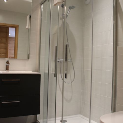 La Perle des Cimes – Badezimmer mit Dusche